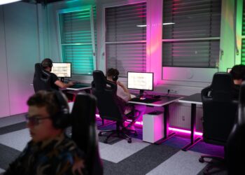 1337Camp offers a unique environment perfectly tailored to the needs of gamers and creatives. Our facility features customizable lighting and LED floor lights that change colors to create the ideal atmosphere. The dojo-like design of the camp promotes a balance of relaxation and focus, allowing you to actively unwind while staying driven towards your goals. At 1337Camp, technology and design come together to create an inspiring and productive space that empowers you to reach your full potential.