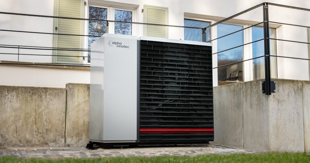 Eine moderne Luft/Wasser Wärmepumpe der Hybrox Serie vor einem Einfamilienhaus