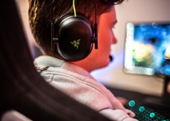 Gaming Area On the second floor, in addition to the Elite Suite, there are two more medium-sized gaming areas for up to 10 people. There are also two rooms for 2-3 people each for smaller teams. All gaming stations are equipped with high-quality hardware and professional gaming gear. To allow you to enjoy long but relaxed gaming sessions, each gaming station is equipped with a comfortable Noblechair and height-adjustable, "rage-safe" Leetdesks.