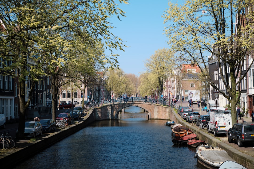Amsterdamse gracht waar veel mediafiguren wonen