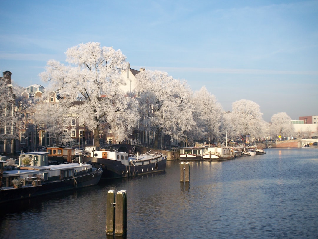 Een gracht in het centrum van Amsterdam