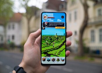Minecraft Earth impresses you with stunning 8-bit pixel looks and many AR (Augmented Reality) features.