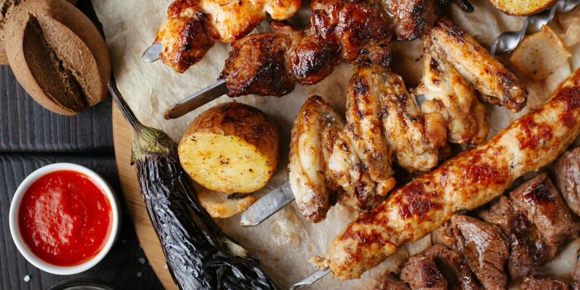 Vlees op de BBQ met vlammen