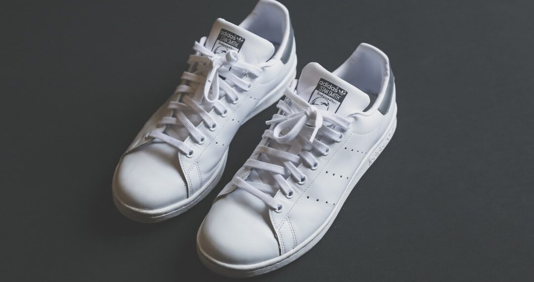Paar witte low-top sneakers