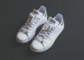 Paar witte low-top sneakers