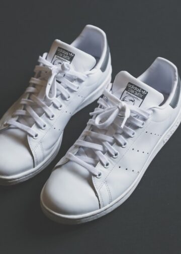 Paar witte low-top sneakers