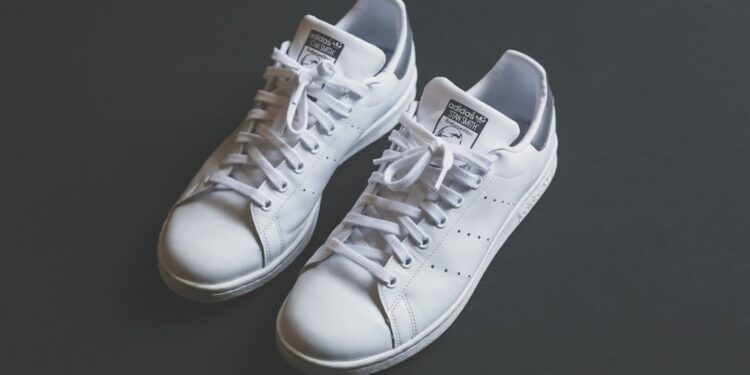 Paar witte low-top sneakers