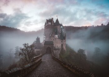 We went to Germany for one day to explore some spots. The first stop was Burg Eltz during sunrise. With no tourists there yet and this amazing fog covering the castle it was like a fairytale.