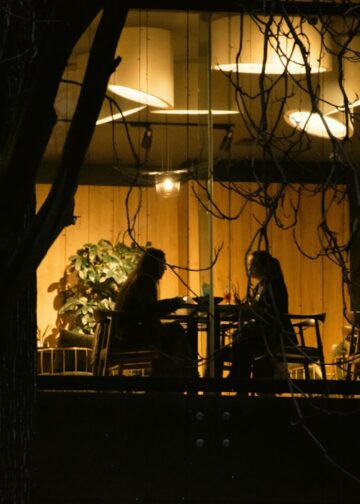 Twee mensen aan een tafel bij avondlicht