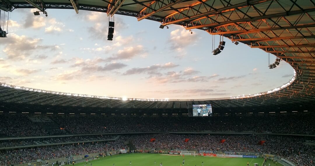 Eredivisie-stadion bij avond