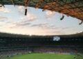 Eredivisie-stadion bij avond