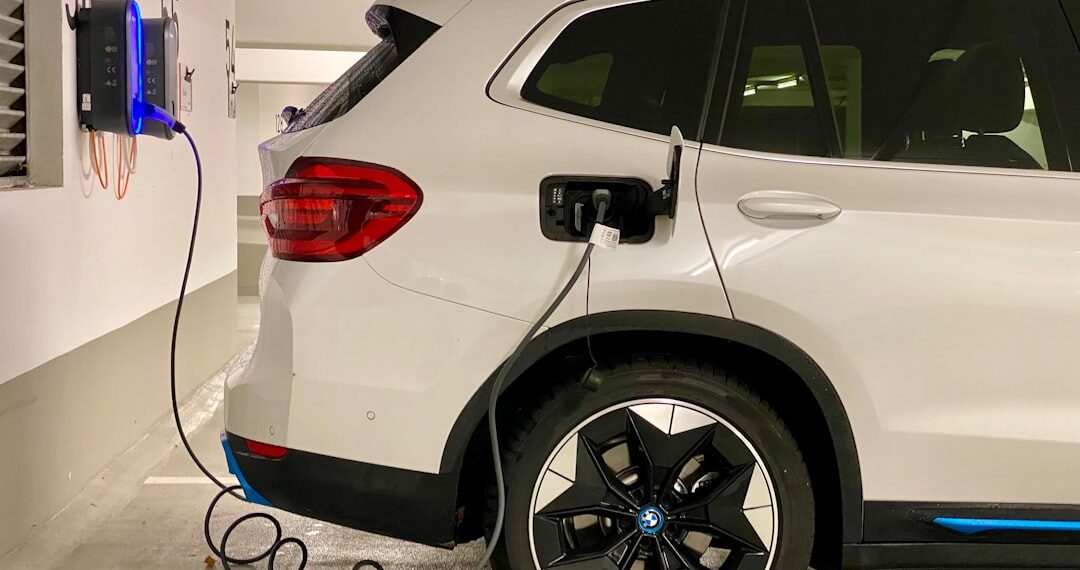 Elektrische auto aan een laadstation