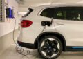 Elektrische auto aan een laadstation