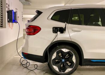 Elektrische auto aan een laadstation