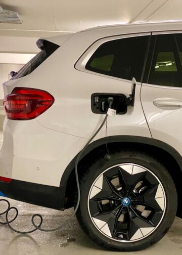 Elektrische auto aan een laadstation