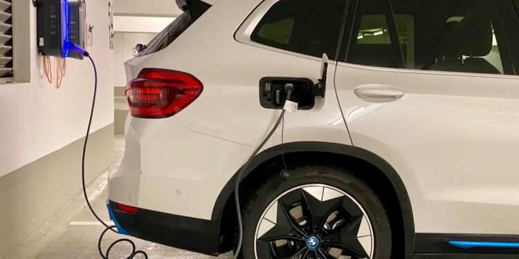Elektrische auto aan een laadstation