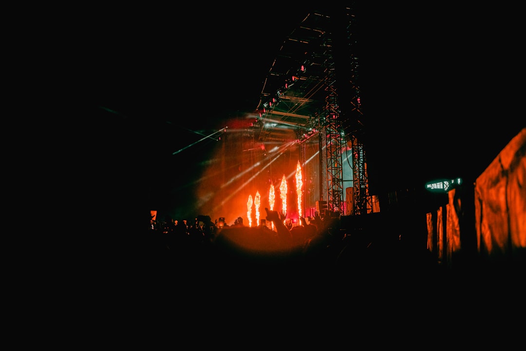 Festivalpodium met laser show