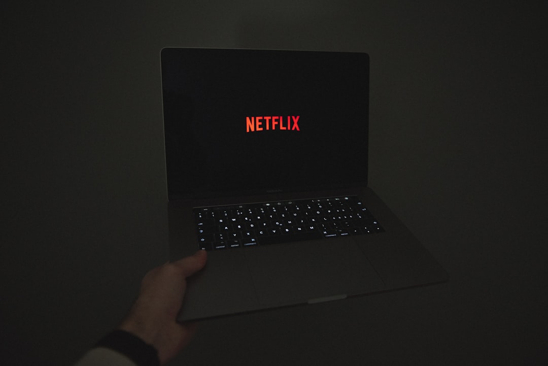 Laptop opengeklapt met filmscherm
