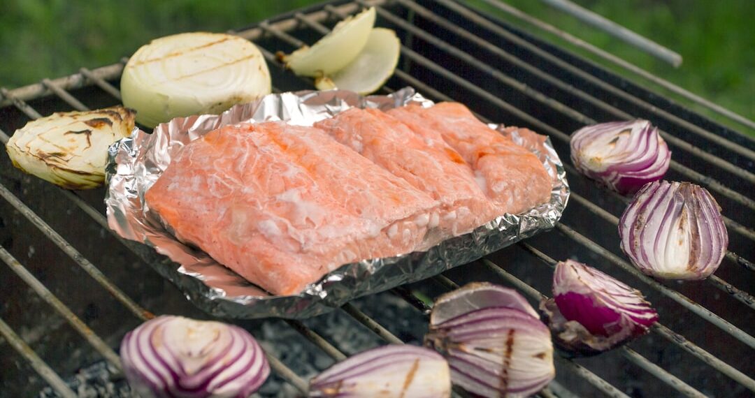 Een vers stuk zalm op de grill met sappen