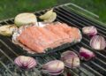 Een vers stuk zalm op de grill met sappen