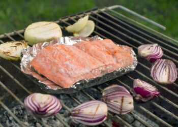 Een vers stuk zalm op de grill met sappen