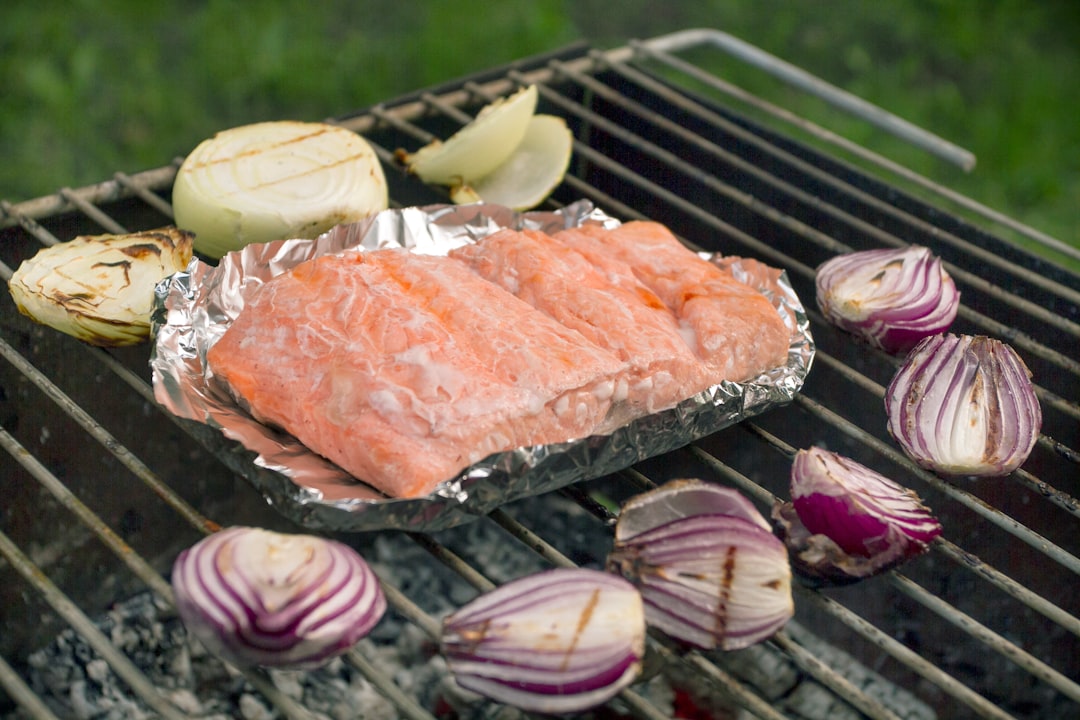 Een vers stuk zalm op de grill met sappen