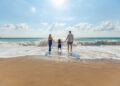 Gezin op een Nederlands strand