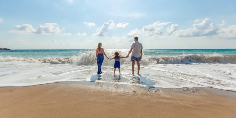Gezin op een Nederlands strand