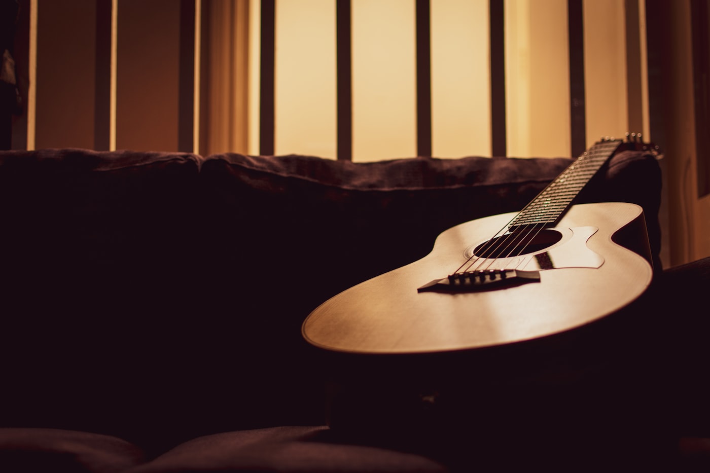 Akoestische gitaar op een sofa