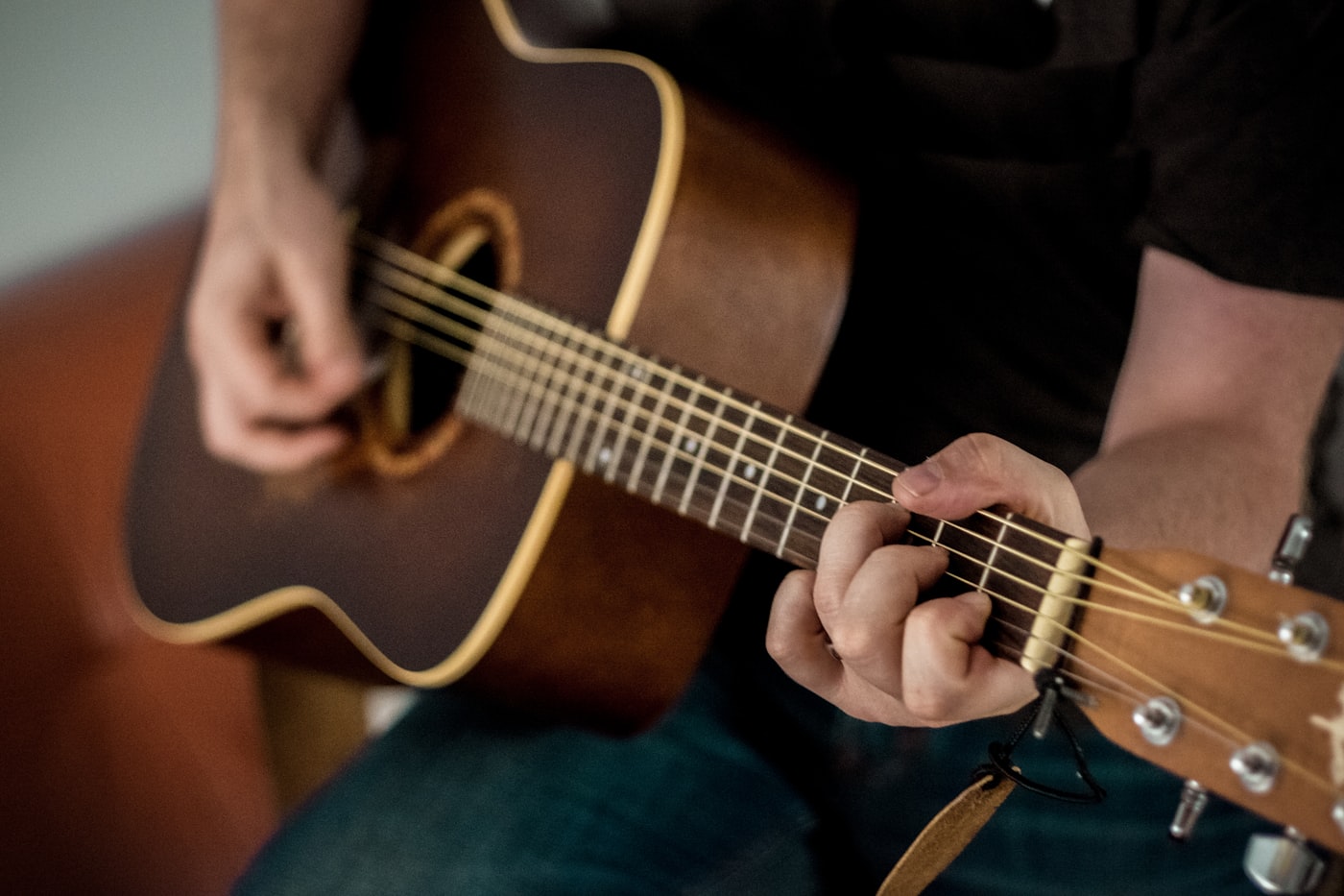 Persoon speelt akoestische gitaar