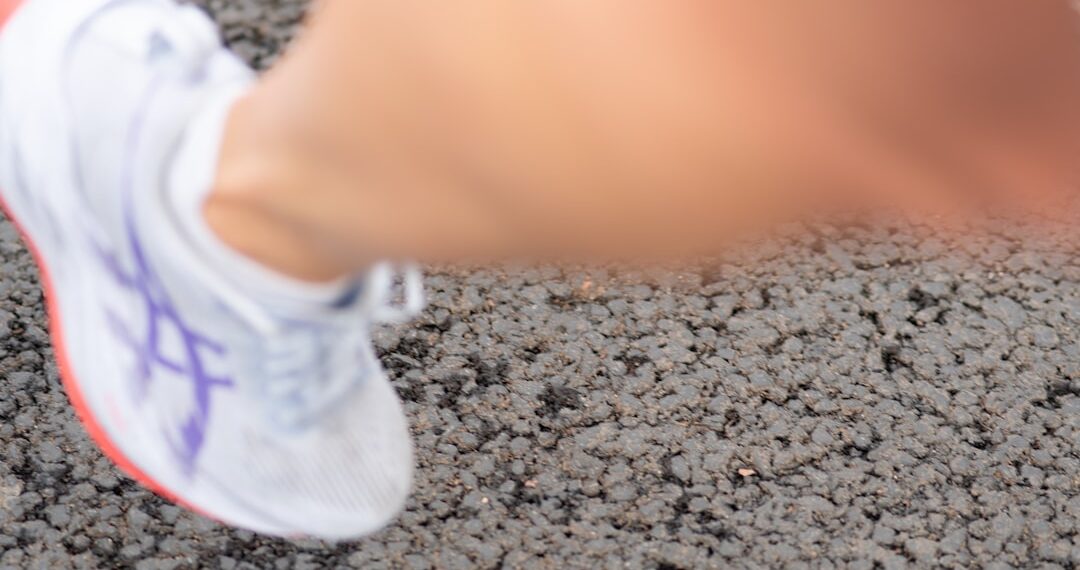 Hardloopschoen op asfalt tijdens een training