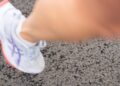 Hardloopschoen op asfalt tijdens een training