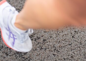 Hardloopschoen op asfalt tijdens een training
