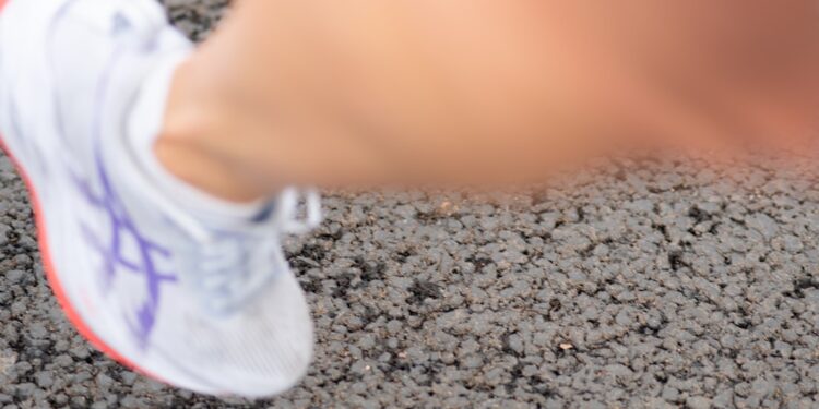 Hardloopschoen op asfalt tijdens een training