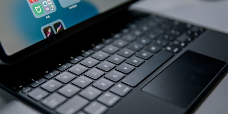 iPad Pro M5 op bureau