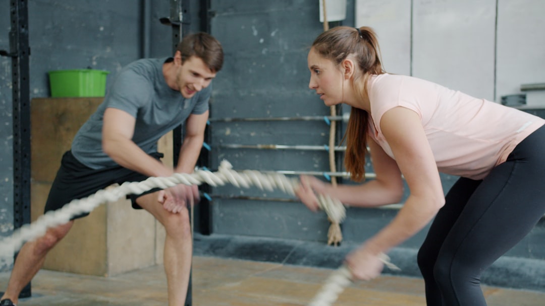 Twee atleten samen aan het trainen