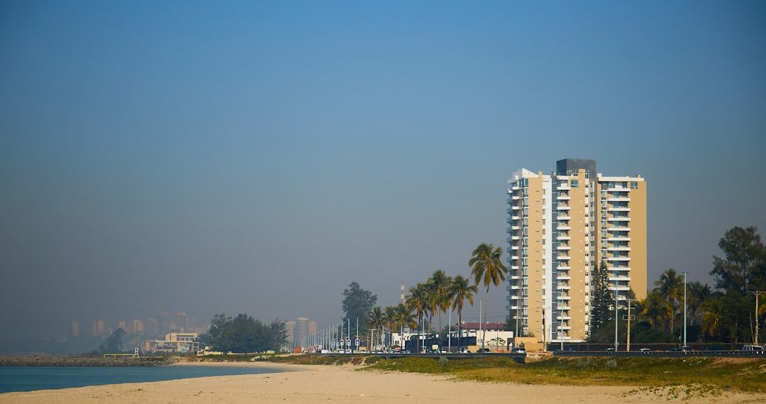 Strand met gebouw en palmbomen in Palm Beach Florida