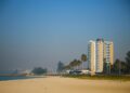Strand met gebouw en palmbomen in Palm Beach Florida