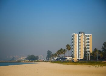 Strand met gebouw en palmbomen in Palm Beach Florida