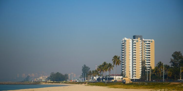Strand met gebouw en palmbomen in Palm Beach Florida