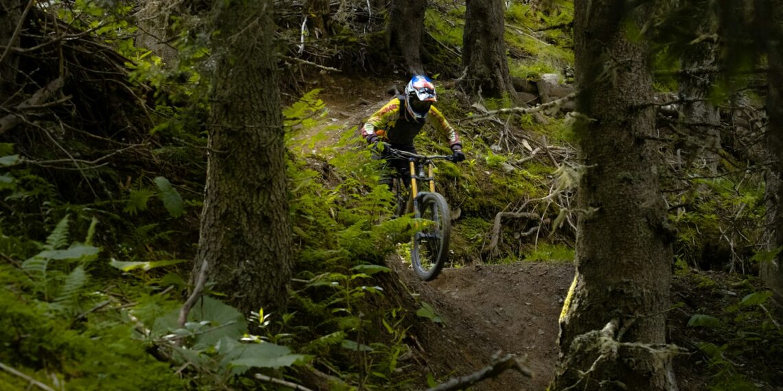 Mountainbiker in een dicht bos op de Veluwe