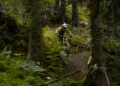 Mountainbiker in een dicht bos op de Veluwe