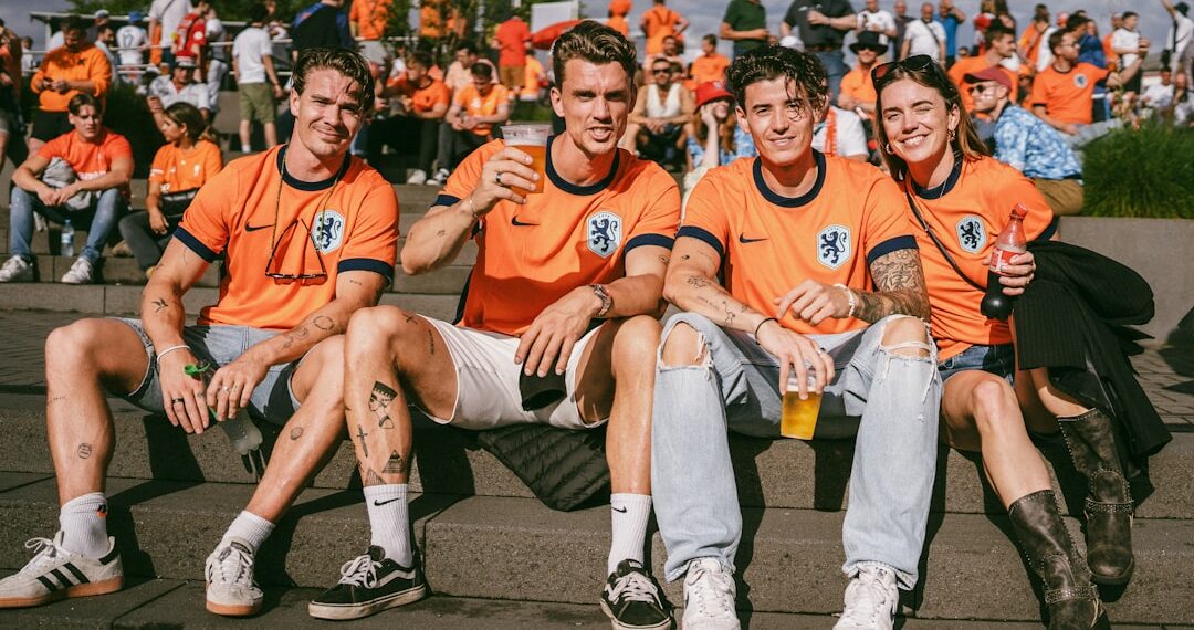 Jonge voetballers op een bankje na de training