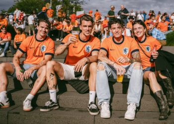 Jonge voetballers op een bankje na de training