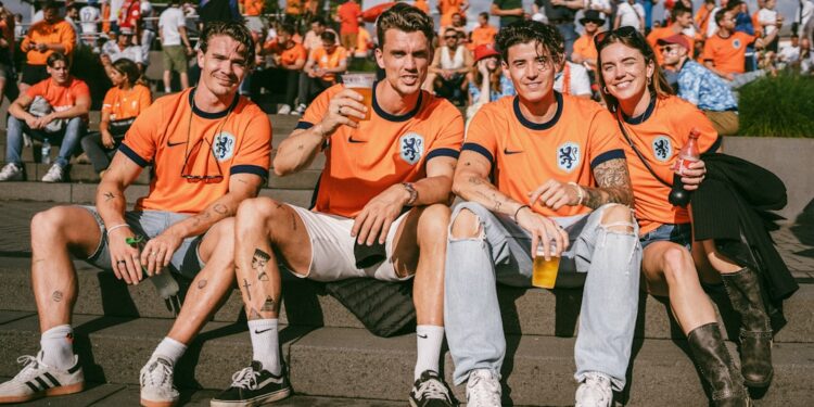 Jonge voetballers op een bankje na de training