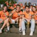 Jonge voetballers op een bankje na de training