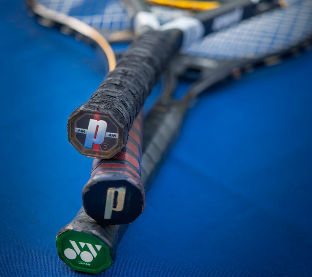 Padel speler op baan