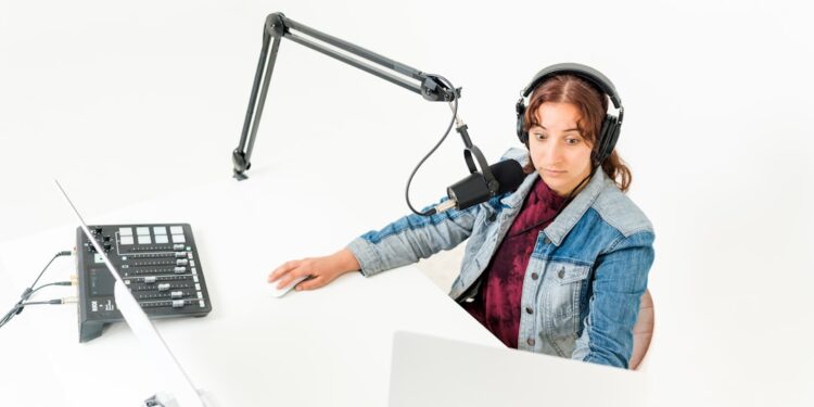 Koptelefoon en microfoon voor podcast opname