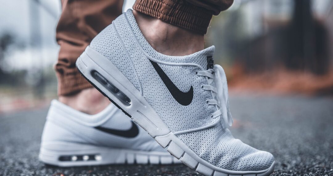 Hardloopschoenen op een loopbaan