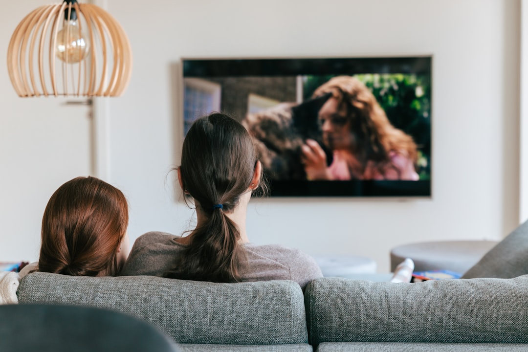 Twee mensen kijken samen een serie